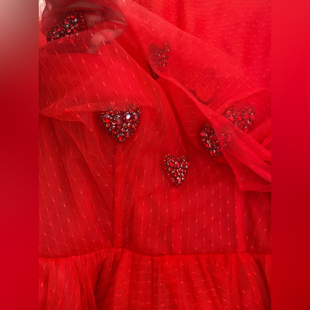 Teuta Matoshi Draped Heart Dress size 6 pristine condition
Beautiful red - Picture 14 of 16